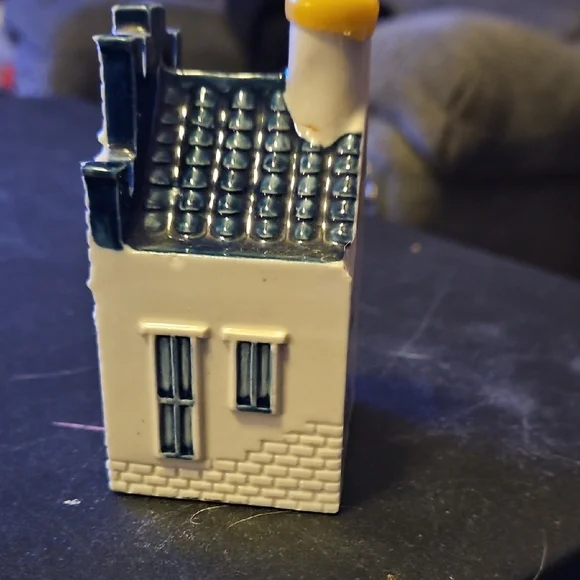 KLM Delft Ceramic Dutch House Figurine - White and Blue Collectabke # 76 - Picture 2 of 9